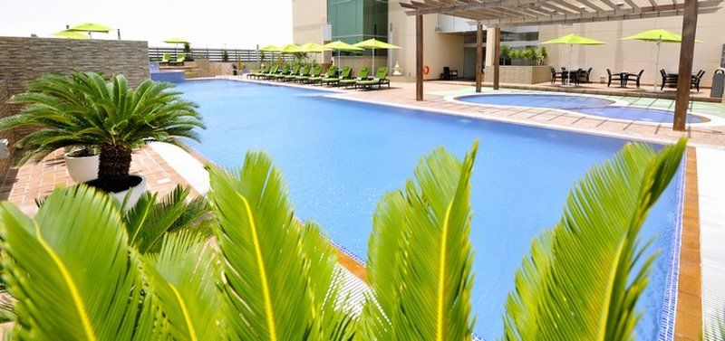 Fraser Suites Seef Bahrain Manama Luaran gambar The swimming pool at the hotel